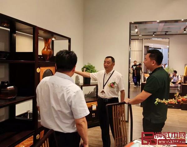 廣東省家具協(xié)會(huì)秘書長(zhǎng)張承志(中)向墨荷品牌的設(shè)計(jì)提出寶貴意見(jiàn) 廣東省家具協(xié)會(huì)秘書長(zhǎng)張承志(中)向墨荷品牌的設(shè)計(jì)提出寶貴意見(jiàn)
