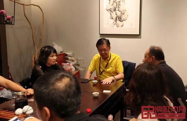 國(guó)壽紅木董事長(zhǎng)陳國(guó)壽(中)與品牌加盟商互相交流 國(guó)壽紅木董事長(zhǎng)陳國(guó)壽(中)與品牌加盟商互相交流
