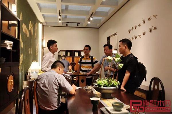 國(guó)壽紅木區(qū)域經(jīng)理與墨荷品牌合作商洽談