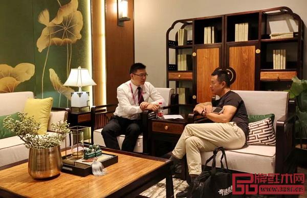 國(guó)壽紅木區(qū)域經(jīng)理與墨荷品牌合作商洽談 國(guó)壽紅木區(qū)域經(jīng)理與墨荷品牌合作商洽談