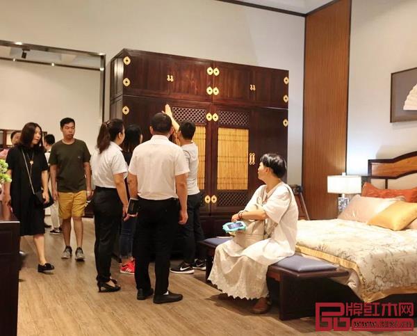 墨荷展廳內(nèi)參觀人群絡(luò)繹不絕 墨荷展廳內(nèi)參觀人群絡(luò)繹不絕