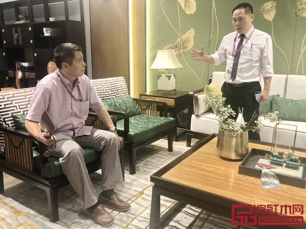全聯(lián)藝術(shù)紅木家具專業(yè)委員會(huì)專家顧問(wèn)、明清家具研究學(xué)者張輝(左)與國(guó)壽紅木區(qū)域經(jīng)理交流墨荷產(chǎn)品設(shè)計(jì) 全聯(lián)藝術(shù)紅木家具專業(yè)委員會(huì)專家顧問(wèn)、明清家具研究學(xué)者張輝(左)與國(guó)壽紅木區(qū)域經(jīng)理交流墨荷產(chǎn)品設(shè)計(jì)