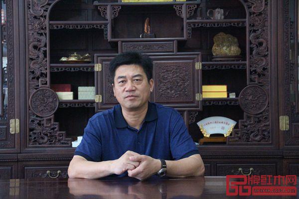 中國傳統(tǒng)工藝大師、東陽市新明紅木有限公司董事長張新民 中國傳統(tǒng)工藝大師、東陽市新明紅木有限公司董事長張新民