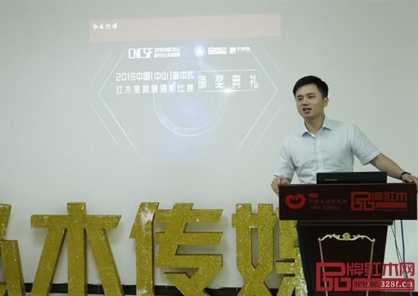 全聯(lián)藝術(shù)紅木家具專業(yè)委員會執(zhí)行會長、弘木傳媒CEO林偉華致辭 全聯(lián)藝術(shù)紅木家具專業(yè)委員會執(zhí)行會長、弘木傳媒CEO林偉華致辭