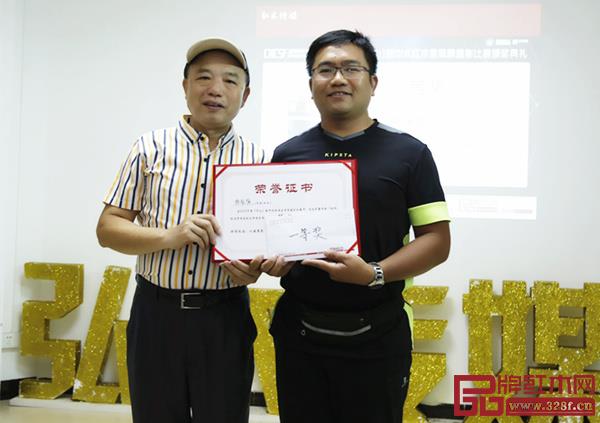 中山市攝影家協(xié)會顧問肖柏成(左一)為一等獎獲得者頒獎 中山市攝影家協(xié)會顧問肖柏成(左一)為一等獎獲得者頒獎