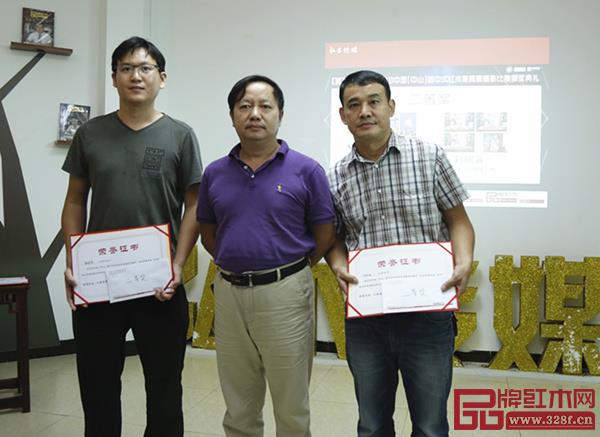 中山市攝影家協(xié)會組聯(lián)部主任王國辰(左二)為二等獎獲得者頒獎 中山市攝影家協(xié)會組聯(lián)部主任王國辰(左二)為二等獎獲得者頒獎