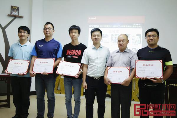 全聯(lián)藝術(shù)紅木家具專業(yè)委員會執(zhí)行會長、弘木傳媒CEO林偉華(右三)為三等獎獲得者頒獎 全聯(lián)藝術(shù)紅木家具專業(yè)委員會執(zhí)行會長、弘木傳媒CEO林偉華(右三)為三等獎獲得者頒獎