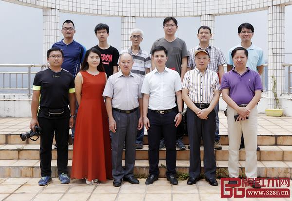 一眾領(lǐng)導(dǎo)嘉賓及攝影愛好者合影留念 一眾領(lǐng)導(dǎo)嘉賓及攝影愛好者合影留念