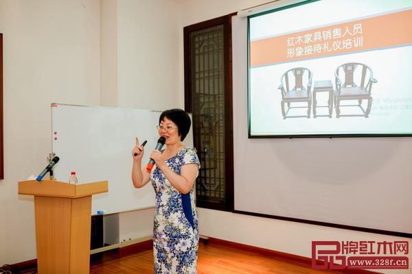 2、義烏工商學(xué)院副教授、高級(jí)禮儀文化培訓(xùn)師錢志芳作了職業(yè)化和禮儀化講座