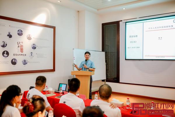3、南京林業(yè)大學(xué)教授、博士，碩士研究生導(dǎo)師徐魁梧講解紅木木材方面知識(shí)