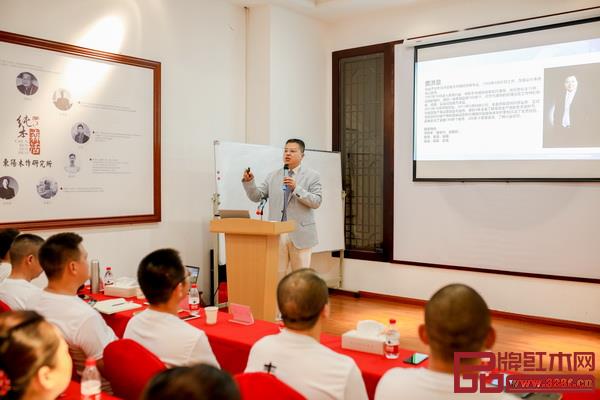 4、北京老賈話真管理咨詢有限公司創(chuàng)始人、著名家具營(yíng)銷策劃師賈洪章紅木營(yíng)銷主題分享