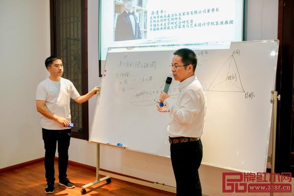 6、東陽(yáng)木作研究所所長(zhǎng)、中南林業(yè)科技大學(xué)家具與設(shè)計(jì)學(xué)院客座教授、純本森活董事長(zhǎng)厲清平從純本森活企業(yè)文化、品牌故事及發(fā)展愿景等方面為大家做了深入分享