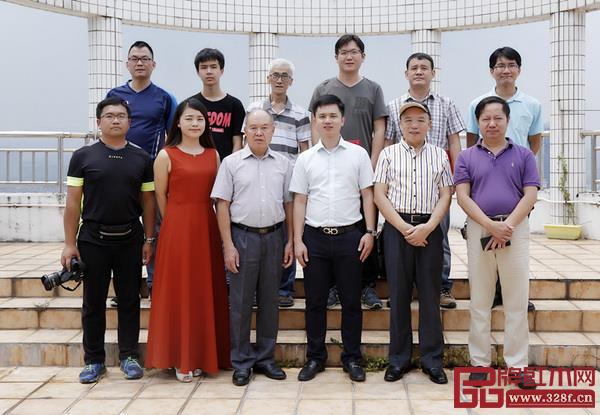 一眾領(lǐng)導(dǎo)嘉賓及攝影愛好者在弘木傳媒合影留念 一眾領(lǐng)導(dǎo)嘉賓及攝影愛好者在弘木傳媒合影留念