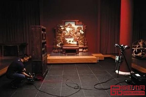 故宮南薰殿,工作人員在對展陳的明清家具進行三維掃描 故宮南薰殿,工作人員在對展陳的明清家具進行三維掃描