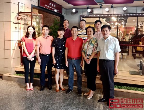 考察團在紅古軒展廳合影 考察團在紅古軒展廳合影