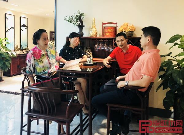 中國家具協(xié)會秘書長張冰冰(左一)、中國輕工業(yè)聯(lián)合會經(jīng)濟合作部副主任陳郁(左二)、中山市大涌鎮(zhèn)鎮(zhèn)長賀修虎(右一)與紅古軒總經(jīng)理吳赤宇交談 中國家具協(xié)會秘書長張冰冰(左一)、中國輕工業(yè)聯(lián)合會經(jīng)濟合作部副主任陳郁(左二)、中山市大涌鎮(zhèn)鎮(zhèn)長賀修虎(右一)與紅古軒總經(jīng)理吳赤宇交談