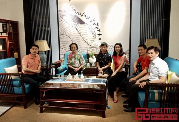 考察團體驗紅古軒紅木家具 考察團體驗紅古軒紅木家具