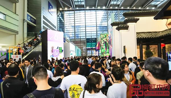 過去一年里,國內(nèi)的家具展會(huì)上洋溢著新中式的活力,新中式紅木市場空前繁榮 過去一年里,國內(nèi)的家具展會(huì)上洋溢著新中式的活力,新中式紅木市場空前繁榮