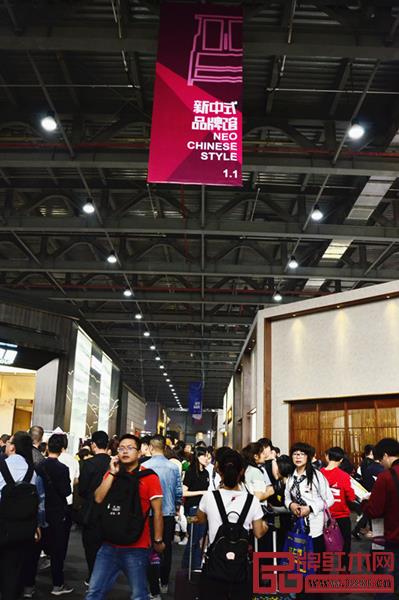 在東莞名家具展上,新中式品牌館吸引眾多觀展人 在東莞名家具展上,新中式品牌館吸引眾多觀展人