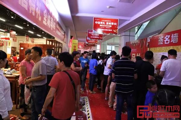 中信紅木諸暨店現(xiàn)場匯聚眾多顧客