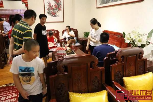 中信紅木諸暨店現(xiàn)場匯聚眾多顧客