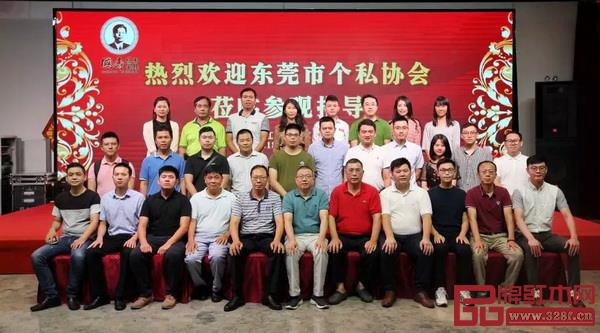 東莞市工商局黨組成員、經檢支隊張弢支隊長(前排左六)、國壽紅木副總經理王耀佳(前排右四)攜協(xié)會成員合影留念 東莞市工商局黨組成員、經檢支隊張弢支隊長(前排左六)、國壽紅木副總經理王耀佳(前排右四)攜協(xié)會成員合影留念