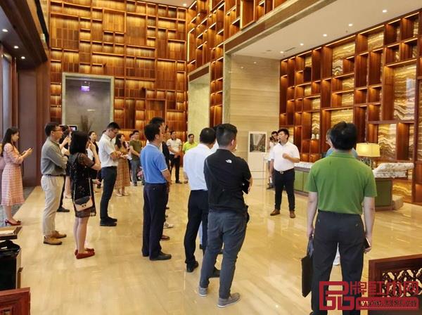 國壽紅木副總經理王耀佳為參觀團進行介紹 國壽紅木副總經理王耀佳為參觀團進行介紹