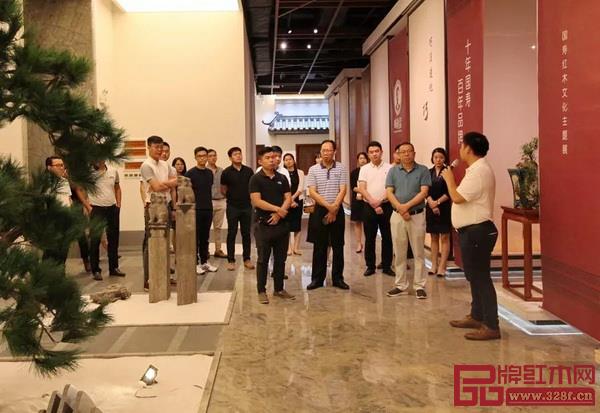 參觀團參觀“十年國壽?百年品牌”國壽紅木文化主題展
