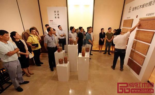 參觀團參觀“十年國壽?百年品牌”國壽紅木文化主題展
