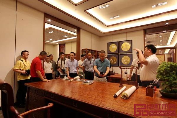 參觀團參觀國壽紅木品牌展廳及樣板間