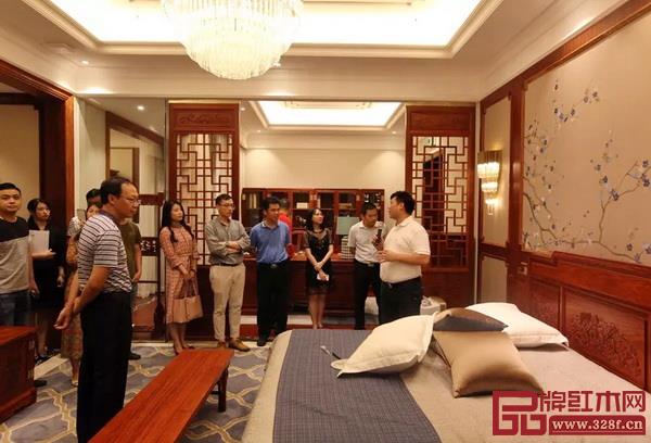 參觀團參觀國壽紅木品牌展廳及樣板間