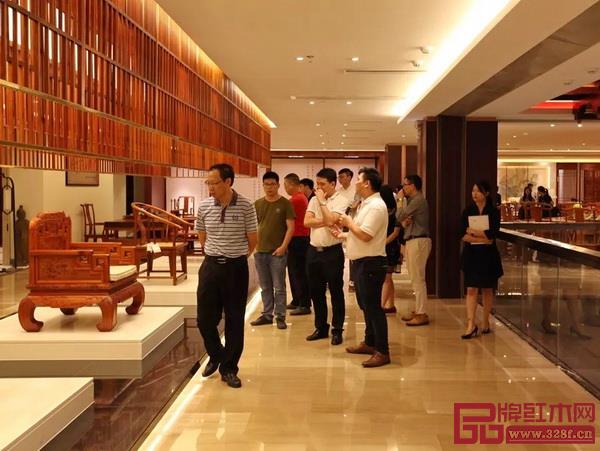 參觀團參觀國壽紅木品牌展廳及樣板間