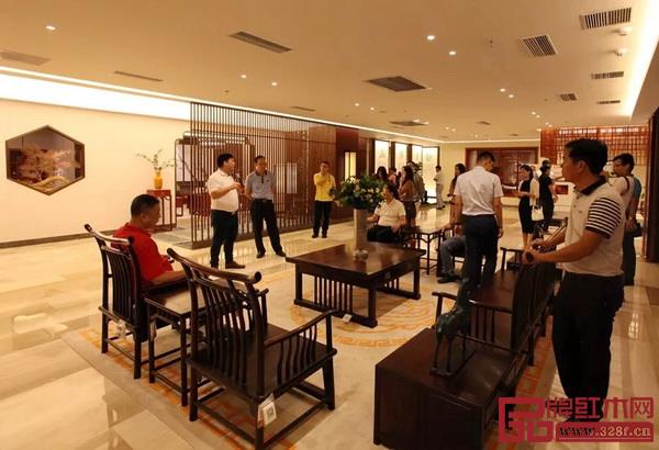 參觀團參觀國壽紅木品牌展廳及樣板間