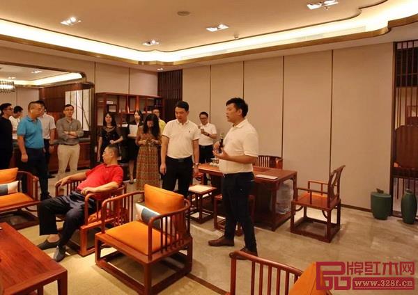 參觀團參觀國壽紅木品牌展廳及樣板間 參觀團參觀國壽紅木品牌展廳及樣板間