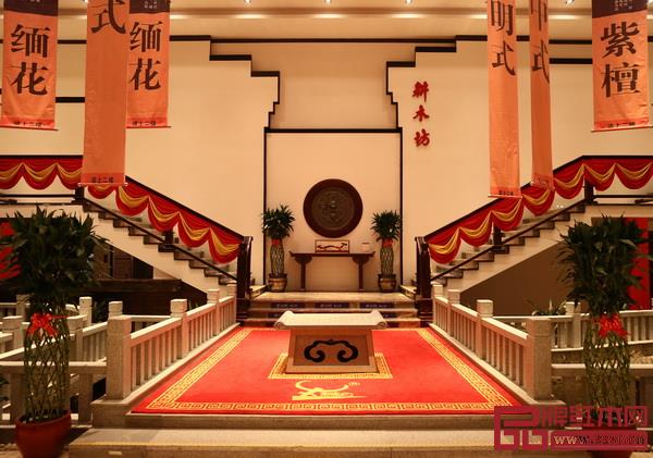 在耕木坊紅木小鎮(zhèn)1.8萬平方米的國標紅木典藏館里,匯聚大紅酸枝、小葉紫檀、緬甸花梨、闊葉黃檀等各類珍稀材質(zhì)制作而成的紅木家具 在耕木坊紅木小鎮(zhèn)1.8萬平方米的國標紅木典藏館里,匯聚大紅酸枝、小葉紫檀、緬甸花梨、闊葉黃檀等各類珍稀材質(zhì)制作而成的紅木家具