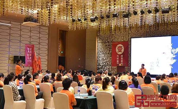  “愛生活 理想家——東成紅木2018全國經(jīng)銷商培訓(xùn)大會(huì)”現(xiàn)場