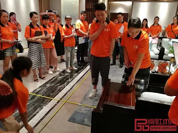  經(jīng)銷商團(tuán)隊(duì)在東成紅木展廳進(jìn)行培訓(xùn)學(xué)習(xí)