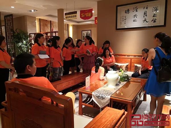  經(jīng)銷商團(tuán)隊(duì)在東成紅木展廳進(jìn)行培訓(xùn)學(xué)習(xí)