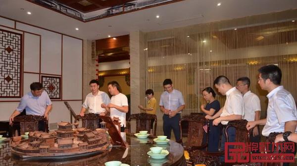 金華市委書記陳龍(左二)一行在旭東紅木董事長李曉東(左三)陪同下參觀浙江藝術(shù)紫檀博物館 金華市委書記陳龍(左二)一行在旭東紅木董事長李曉東(左三)陪同下參觀浙江藝術(shù)紫檀博物館
