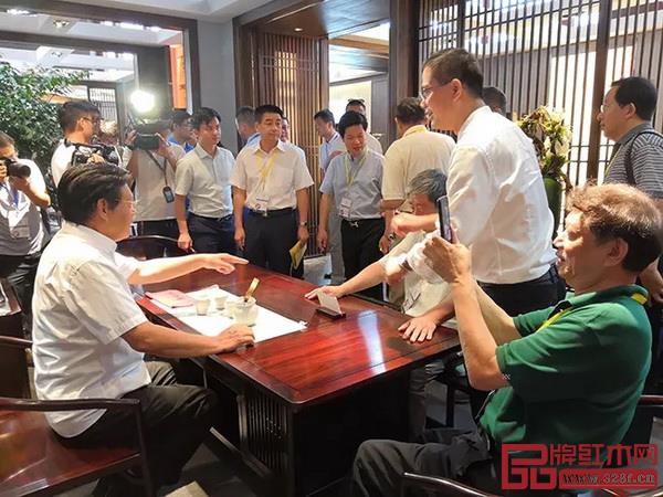  全國工商聯(lián)原副主席程路、全國工商聯(lián)第十一屆執(zhí)委宋建文、中國家具協(xié)會(huì)秘書長張冰冰、中國輕工業(yè)聯(lián)合會(huì)經(jīng)濟(jì)合作部副主任陳郁、中國家具協(xié)會(huì)傳統(tǒng)家具專業(yè)委員會(huì)秘書長姜恒夫等一眾領(lǐng)導(dǎo)親臨東成紅木展廳，盛贊“文宋”引領(lǐng)當(dāng)代中式生活