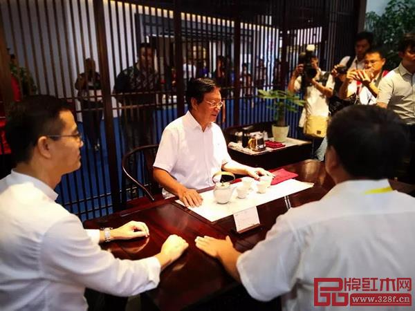  全國工商聯(lián)原副主席程路、全國工商聯(lián)第十一屆執(zhí)委宋建文、中國家具協(xié)會(huì)秘書長張冰冰、中國輕工業(yè)聯(lián)合會(huì)經(jīng)濟(jì)合作部副主任陳郁、中國家具協(xié)會(huì)傳統(tǒng)家具專業(yè)委員會(huì)秘書長姜恒夫等一眾領(lǐng)導(dǎo)親臨東成紅木展廳，盛贊“文宋”引領(lǐng)當(dāng)代中式生活