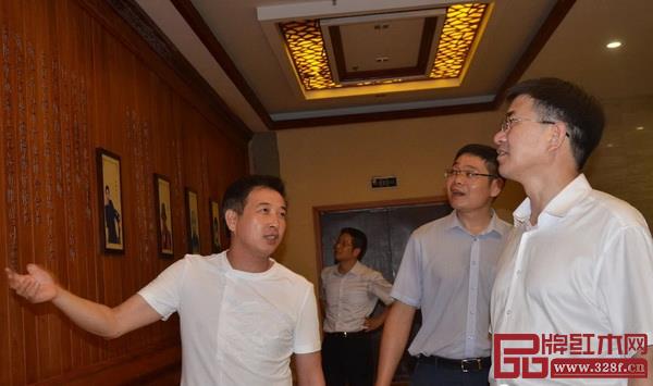 旭東紅木董事長李曉東(左一)為金華市委書記陳龍(右一)等介紹旭東紅木“五代傳承”發(fā)展史及建造“透明工廠”的初衷 旭東紅木董事長李曉東(左一)為金華市委書記陳龍(右一)等介紹旭東紅木“五代傳承”發(fā)展史及建造“透明工廠”的初衷