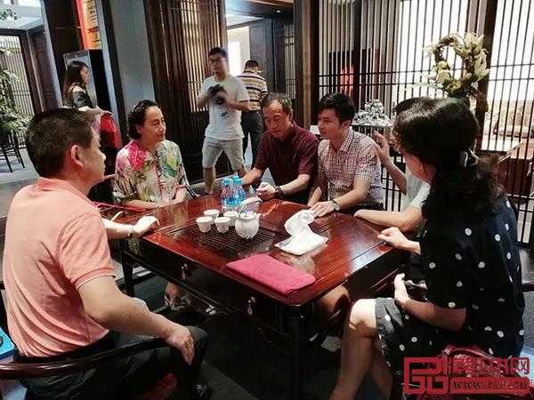  全國工商聯(lián)原副主席程路、全國工商聯(lián)第十一屆執(zhí)委宋建文、中國家具協(xié)會(huì)秘書長張冰冰、中國輕工業(yè)聯(lián)合會(huì)經(jīng)濟(jì)合作部副主任陳郁、中國家具協(xié)會(huì)傳統(tǒng)家具專業(yè)委員會(huì)秘書長姜恒夫等一眾領(lǐng)導(dǎo)親臨東成紅木展廳，盛贊“文宋”引領(lǐng)當(dāng)代中式生活