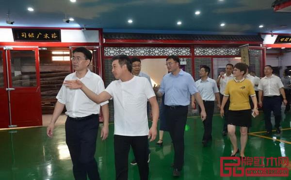 金華市委書記陳龍(左一)一行在旭東紅木董事長李曉東(左二)陪同下參觀旭東紅木透明工廠 金華市委書記陳龍(左一)一行在旭東紅木董事長李曉東(左二)陪同下參觀旭東紅木透明工廠