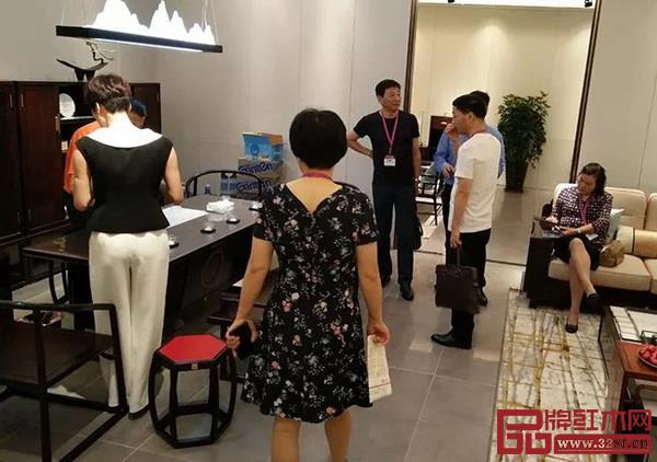  眾多客商在東成·文宋世博園旗艦店參觀