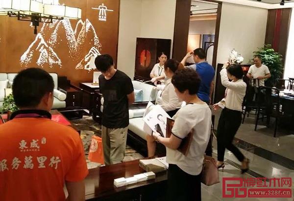  眾多客商在東成·文宋世博園旗艦店參觀