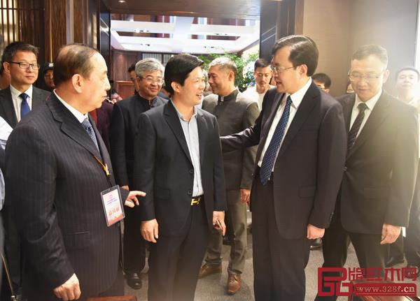 2018中山紅博會上，東成紅木·文宋受到政府領(lǐng)導、行業(yè)專家一致稱贊