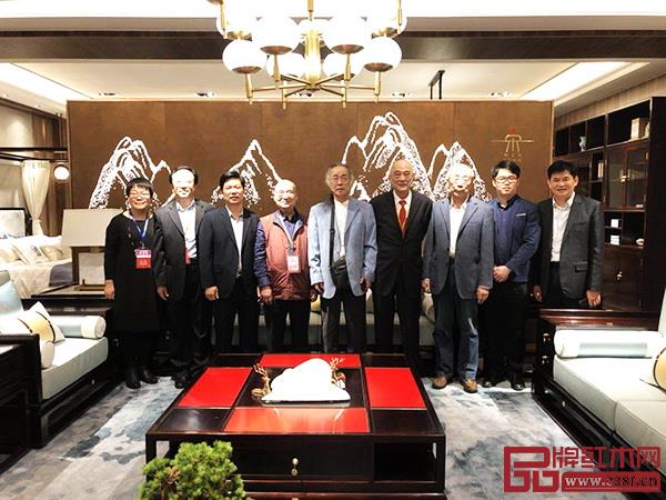  2018中山紅博會上，東成紅木·文宋受到政府領(lǐng)導、行業(yè)專家一致稱贊