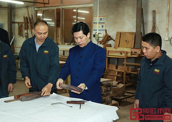  中國傳統(tǒng)工藝大師，東成紅木董事長張錫復（右二）經(jīng)常與團隊就紅木家具制造分析查找原因，提出具體的改進意見