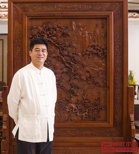 張新民,中國傳統(tǒng)工藝大師、中國藝術紅木家具傳承人、中國紅木家具傳承貢獻獎獲得者、中共新明紅木黨支部書記、中國紅木家具行業(yè)風云人物、中國國家博物館收藏作品總設計師、、中國紅木家具行業(yè)貢獻終身成就獎獲得者、全聯(lián)藝術紅木家具專業(yè)委員會主席團主席 張新民,中國傳統(tǒng)工藝大師、中國藝術紅木家具傳承人、中國紅木家具傳承貢獻獎獲得者、中共新明紅木黨支部書記、中國紅木家具行業(yè)風云人物、中國國家博物館收藏作品總設計師、、中國紅木家具行業(yè)貢獻終身成就獎獲得者、全聯(lián)藝術紅木家具專業(yè)委員會主席團主席